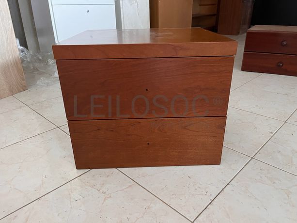 Móvel pequeno de madeira com duas gavetas
