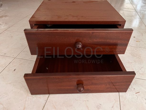 Móvel pequeno de madeira com duas gavetas