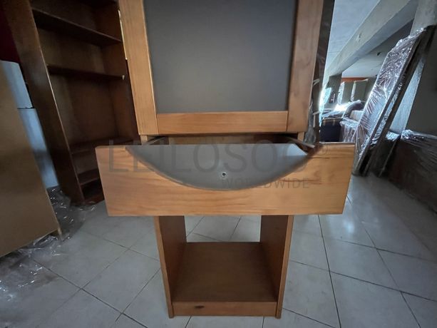 Móvel alto de madeira