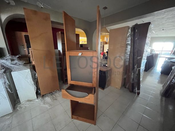 Móvel alto de madeira