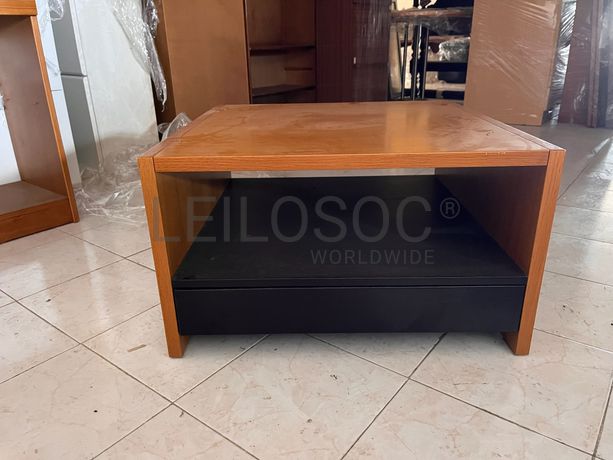 Mesa de centro em madeira com gavetas