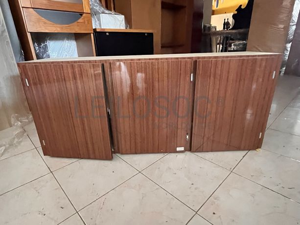 Móvel de madeira com três portas