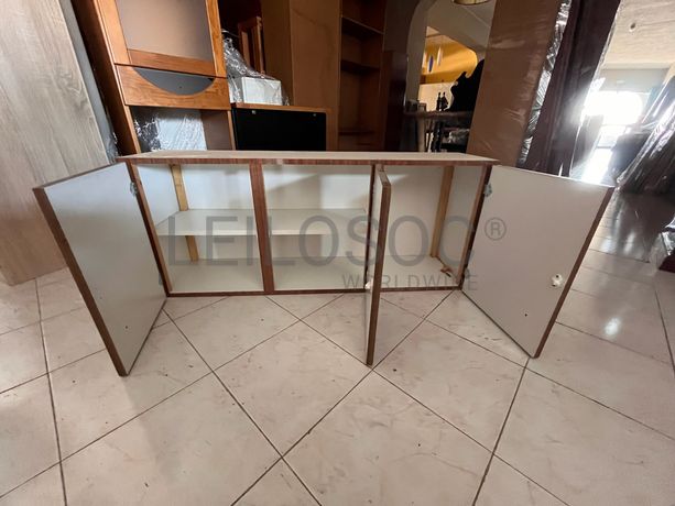 Móvel de madeira com três portas