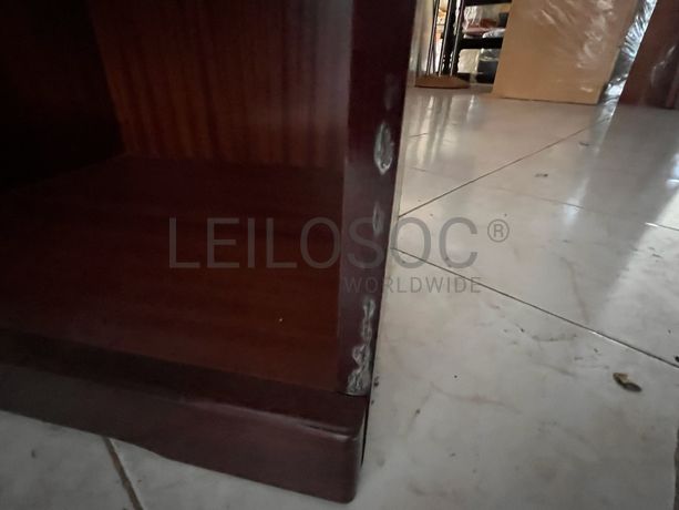 Móvel de madeira com porta