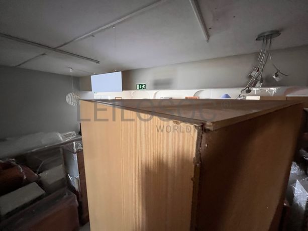 Roupeiro de madeira com duas portas