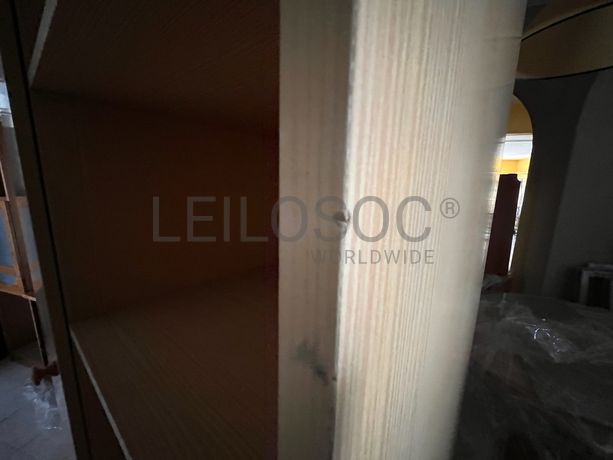 Roupeiro de madeira com duas portas