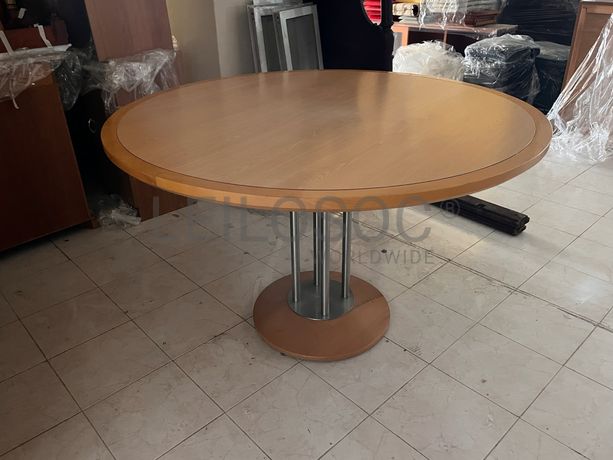 Mesa de madeira com pé de metal