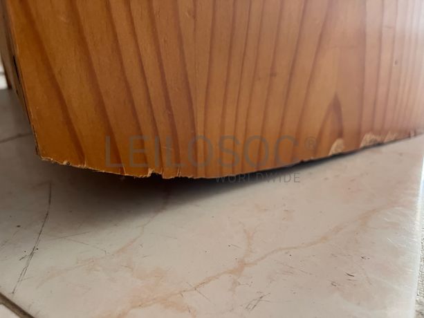 Mesinha de cabeceira de madeira