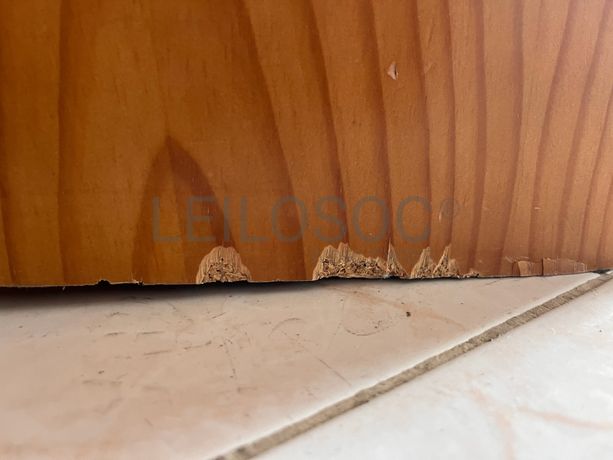 Mesinha de cabeceira de madeira