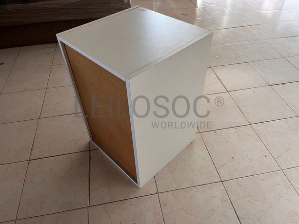 Móvel de madeira branco com prateleiras