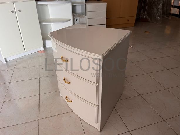 Móvel branco em madeira