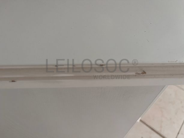 Móvel branco em madeira