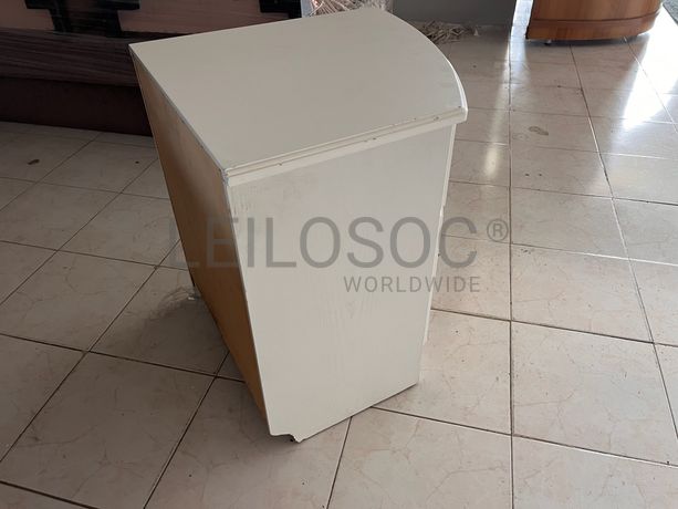 Móvel branco em madeira