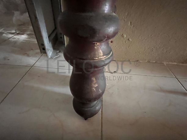 Cama de madeira entalhada