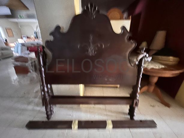 Cama de madeira entalhada