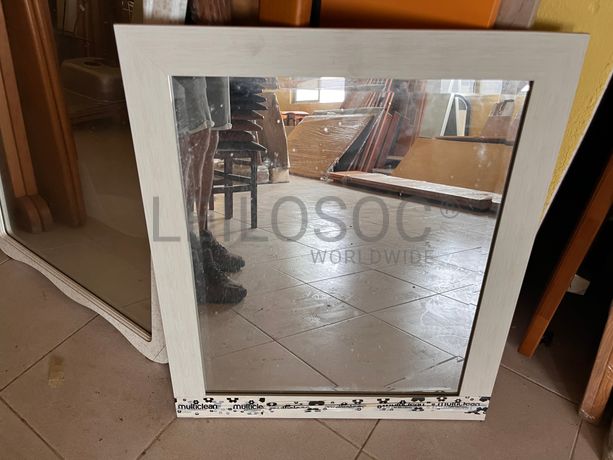 Espelho com moldura cinzenta