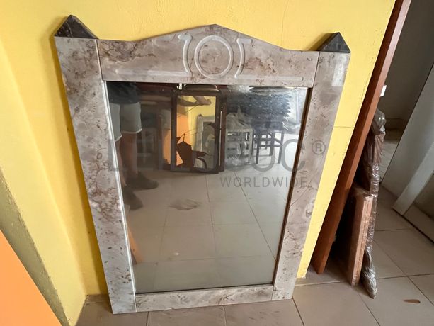Espelho com moldura em pedra
