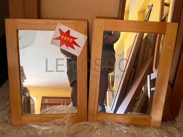 Espelhos de moldura de madeira