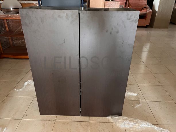 Móvel de madeira preto