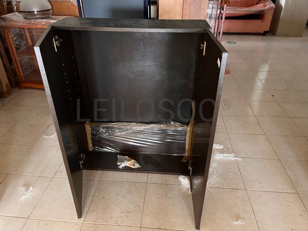 Móvel de madeira preto