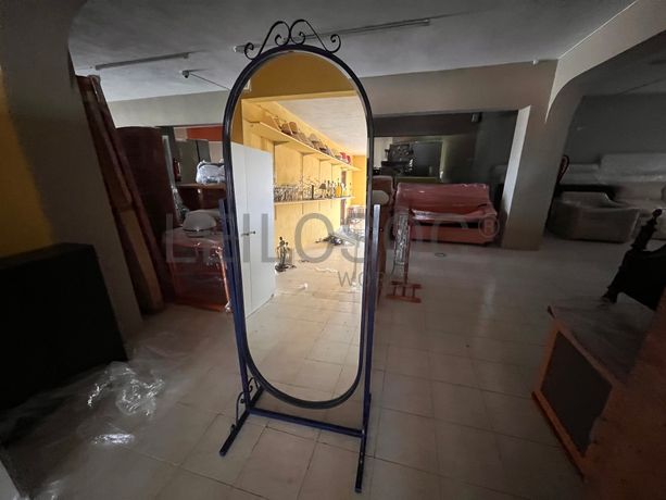 Espelho com estrutura em ferro