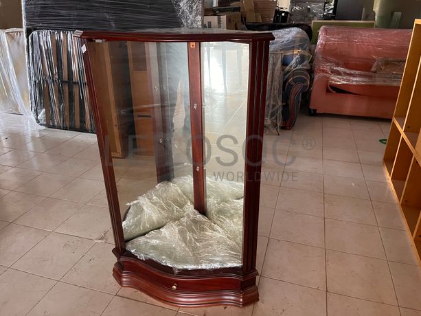 Vitrine de canto em madeira