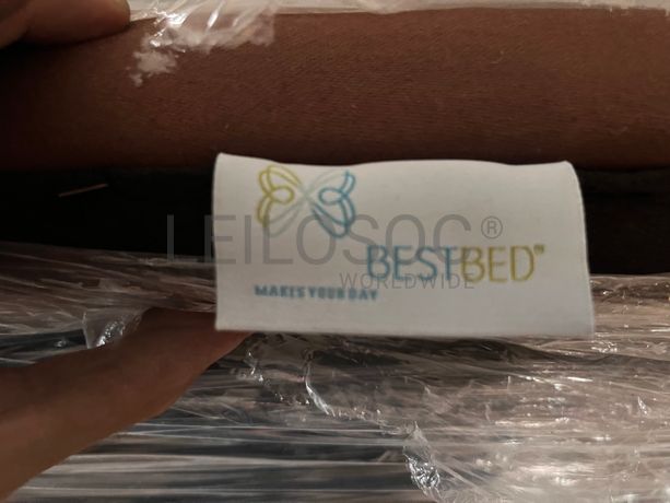 Espelho com moldura em madeira