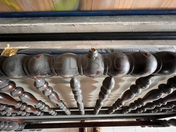 Cama com estrutura de madeira