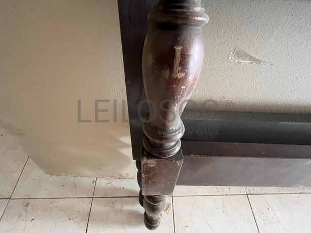 Cama com estrutura de madeira