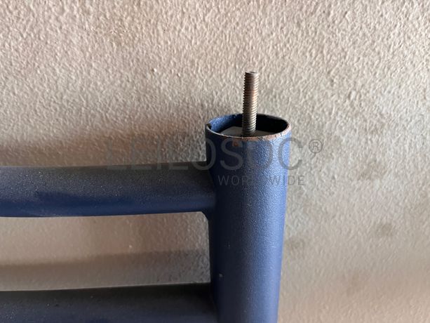 Cama com estrutura em ferro