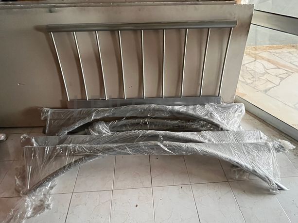 Cama com estrutura em ferro