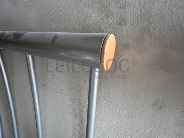 Cama com estrutura em ferro