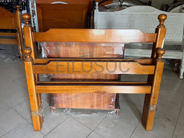 Cama com estrutura em madeira