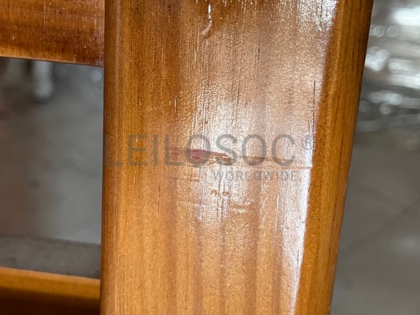 Cama com estrutura em madeira