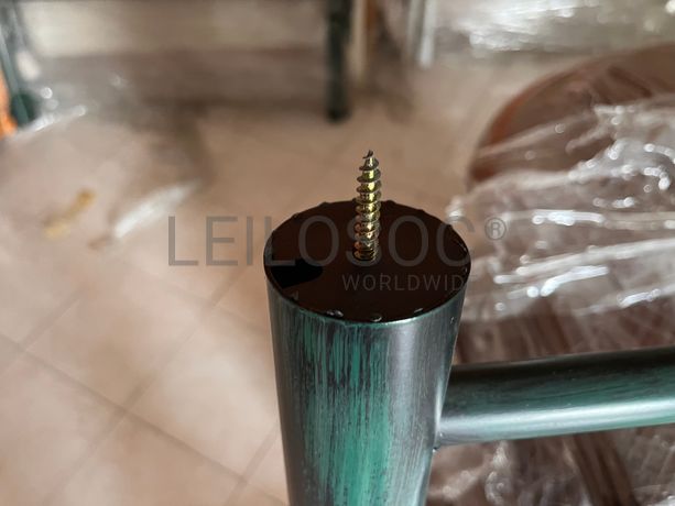 Cama com estrutura em ferro