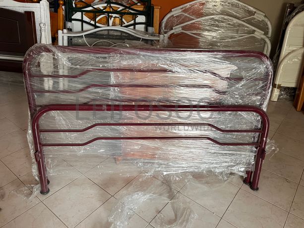 Cama com estrutura em ferro