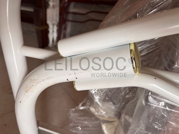 Cama com estrutura em ferro