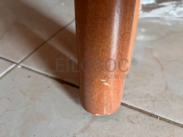 Cama com estrutura em madeira