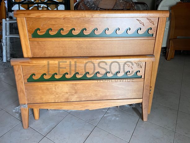 Cama com estrutura em madeira
