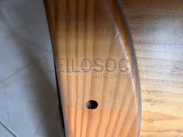 Cama com estrutura em madeira