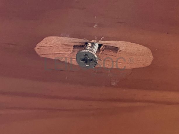 Cama com estrutura em madeira