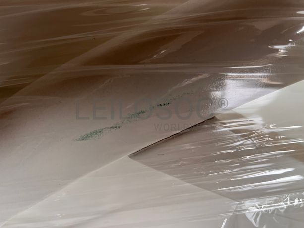 Cama com estrutura em madeira