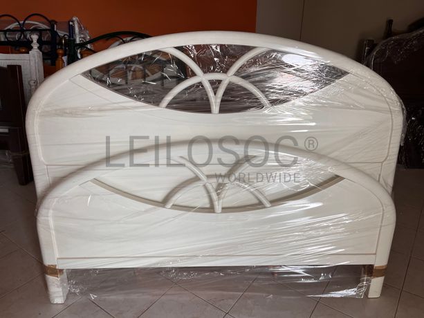 Cama com estrutura em madeira