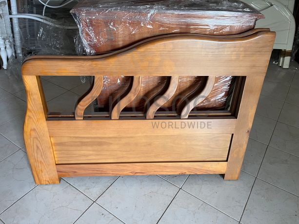 Cama com estrutura em madeira