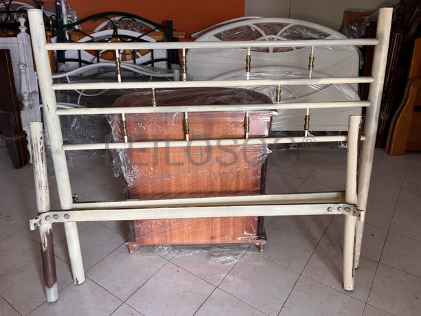 Cama com estrutura em ferro