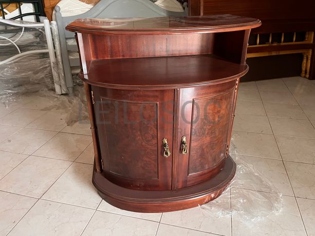 Móvel de madeira com duas portas