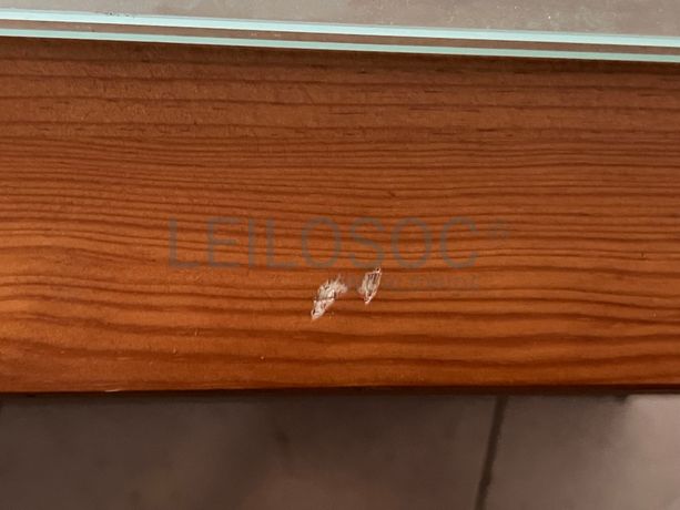 Mesinha de cabeceira de madeira