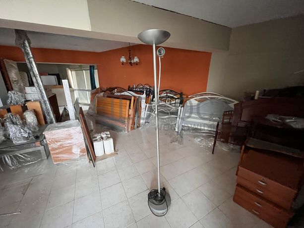 Candeeiro de pé alto em ferro