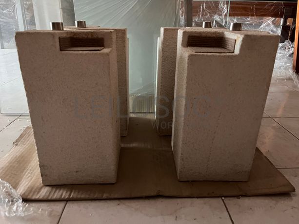 Mesa com pés em pedra e tampo de vidro