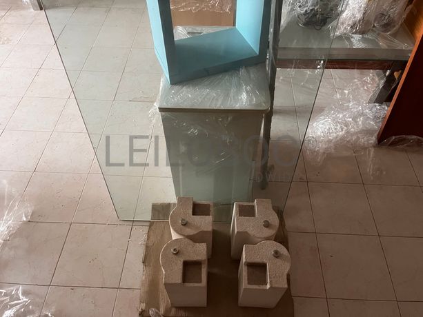 Mesa com pés em pedra e tampo de vidro